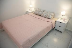 ein Schlafzimmer mit einem Bett mit zwei Nachttischen und zwei Lampen in der Unterkunft Art life apartment Flora в спальне нет окна in Alanya + 49 Fotos