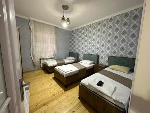 Ένα ή περισσότερα κρεβάτια σε δωμάτιο στο Friend's House +38 φωτογραφίες