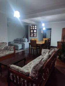 uma sala de estar com um sofá e uma mesa em Casa rústica Jardim Abaete em Piracicaba