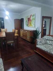 a living room with a couch and a dining room table at Casa rústica Jardim Abaete in Piracicaba