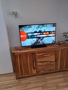 Телевизор и/или развлекательный центр в Apartament in the center of Poprad-free parking