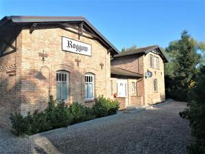 RoggowにあるFerienwohnungen Alter Bahnhof mit Terrasse und Garten OFC 06の古煉瓦造りの建物