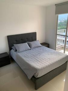 A bed or beds in a room at Apartamento nuevo norte Cali
