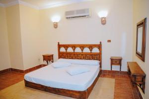 1 dormitorio con cama, escritorio y ventana en Tunis Beach Families Only en Fayoum