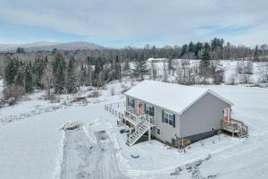 uma vista aérea de uma casa na neve em Hyde Park Vacation Rental Near 3 Ski Resorts! em Hyde Park