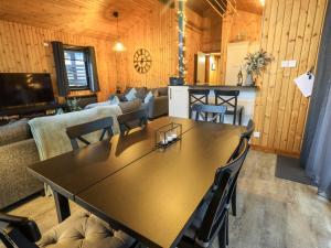 彭里斯的住宿－Newsham Lodge，用餐室以及带桌椅的起居室。