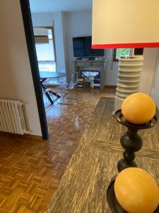 Una sala de estar con una mesa y una lámpara. en VILLA ACEBO, en Arboleya