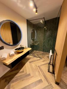 a bathroom with a sink and a shower with a mirror at Cabana Friends 