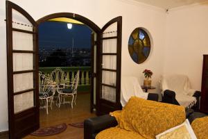 ein Wohnzimmer mit einer Tür, die auf eine Terrasse führt in der Unterkunft Viverdi Hotel in Arujá