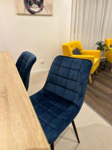 a meeting room with blue chairs and a table at Le Parilly charmant deux chambres République in Villeurbanne