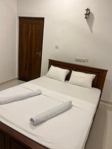Una cama o camas en una habitación de Mirissa Royal Ace