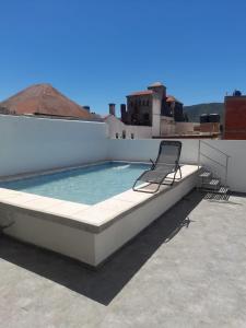 una silla sentada junto a una piscina en el techo en Hosteria Catalina en Villa Carlos Paz