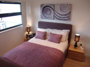 Postel nebo postele na pokoji v ubytování Quay Apartments