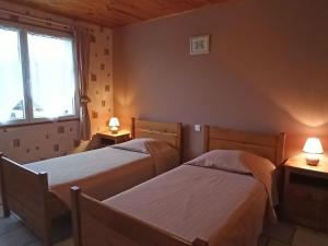 Katil atau katil-katil dalam bilik di Gîte idéal pour cure thermale, proche port de plaisance, terrasse et grand terrain. - FR-1-589-69