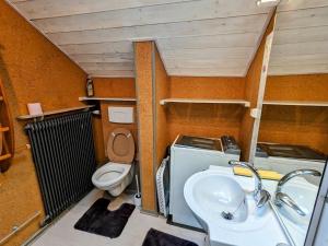 Koupelna v ubytování Gîte rénové avec randonnées et ski à proximité, à 6 km de Remiremont - FR-1-589-151
