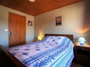 Postel nebo postele na pokoji v ubytování Gîte confortable en hameau calme près du Puy en Velay – 2 chambres, équipement bébé, terrain fermé - FR-1-582-141