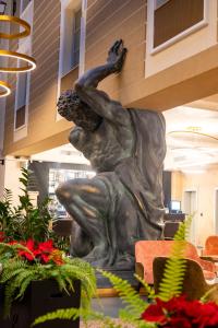 eine Statue in der Mitte einer Lobby in der Unterkunft ATLAS Hotel in Timişoara