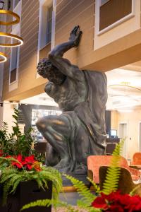 a statue in the middle of a lobby at ATLAS Hotel in Timişoara