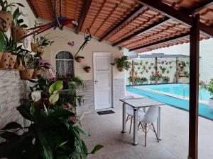 尼泰羅伊的住宿－Cantinho da Paz，一个带桌子和游泳池的庭院