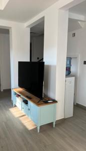 una sala de estar con TV en un armario azul en Charming villa w/ private garden en Dubái