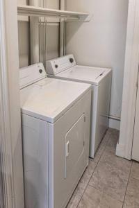 dwie pralki siedzące w pralni w obiekcie Wyndams Foresight Quaint Abode Near Everything w mieście Tulsa