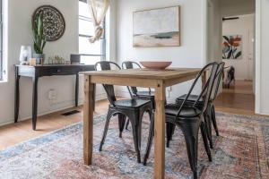 塔爾薩的住宿－Wyndams Foresight Quaint Abode Near Everything，一间带木桌和椅子的用餐室