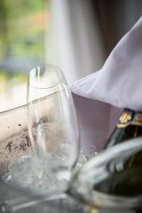 un verre de vin assis au-dessus d'une table dans l'établissement Vertentes da Mantiqueira, à Santo Antônio do Pinhal