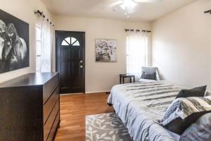 um quarto com uma cama grande e uma porta preta em Trailside Retreat in the City em Tulsa