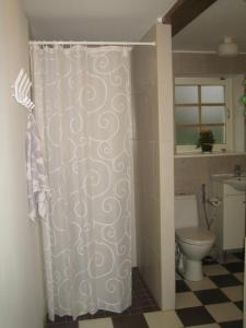 Kylpyhuone majoituspaikassa Põnka Guesthouse