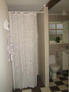 Koupelna v ubytování Põnka Guesthouse + 21 fotografií