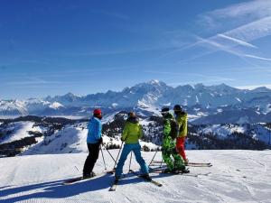 un grupo de esquiadores parados en la cima de una montaña en Appartement Flumet, 2 pièces, 4 personnes - FR-1-505-110, en Flumet