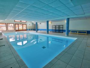 una vista aérea de una piscina en Appartement Flumet, 2 pièces, 4 personnes - FR-1-505-110, en Flumet