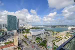 uma vista aérea de uma cidade com um rio e edifícios em Elegance and Charm Studio at Bayside Miami em Miami