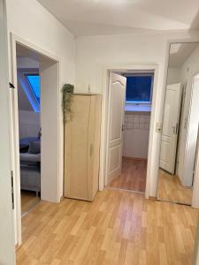 um quarto vazio com duas portas e um piso de madeira em Modern Apartment in Gütersloh Avenwedde em Gütersloh