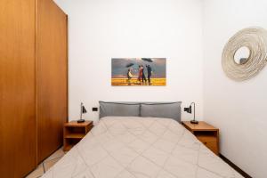 1 dormitorio con 1 cama y 2 mesitas de noche en CASEMI - Mercato 16 SX IN FULL CITY CENTER, en Milán