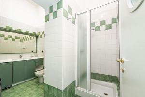 een badkamer met een douche en een toilet bij CASEMI - Mercato 16 SX IN FULL CITY CENTER in Milaan