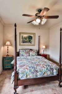 um quarto com uma cama e uma ventoinha de tecto em The Teak Follow, beautiful brick enclosed space em Tulsa