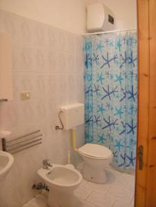 bagno con servizi igienici e lavandino di Villa Giulia Salento Mare a Torre Vado