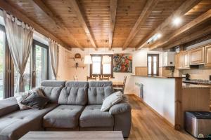 a living room with a couch and a kitchen at Prat deth Pas by SeaMount Rentals in Betrén