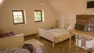 Postel nebo postele na pokoji v ubytování Hegyestű Apartman