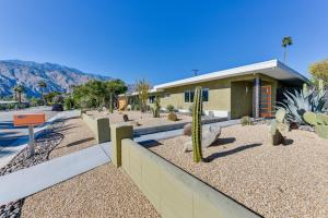 Un edificio con un mucchio di cactus davanti. di Luxe Palm Springs Home - 2 Mi to Downtown! a Palm Springs