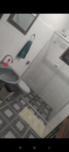 a bathroom with a toilet and a sink at Quarto duplo aconchegante com banheiro privativo, ambiente inteiro in Barueri