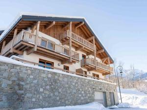 a building with wooden balconies on top of a wall at Appartement Les Avanchers-Valmorel, 2 pièces, 4 personnes - FR-1-291-860 in Valmorel