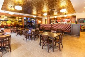 un restaurante con mesas y sillas y un bar en Four Points by Sheraton Deadwood en Deadwood