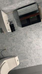 an overhead view of a bathroom with a sink at RESIDENCE ABBAS in Yaoundé