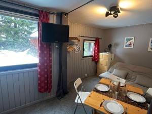 a living room with a table and a tv at Studio cosy à Avoriaz - Village des Dromonts - 4 pers, ski-in/ski-out, tout équipé - FR-1-633-15 in Avoriaz