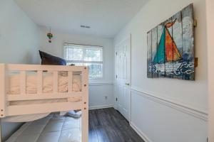 New Bern Home with Direct Access to Neuse River客房内的一张或多张床位