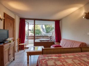 een hotelkamer met een bed en een televisie bij Appartement Morillon 1100, 2 pièces, 6 personnes - FR-1-642-11 in Morillon