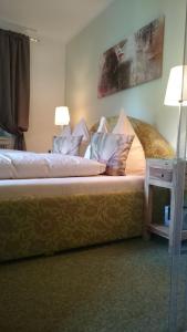 ein Hotelzimmer mit 2 Betten und Kissen in der Unterkunft Gasthof Krisplwirt in Krispl