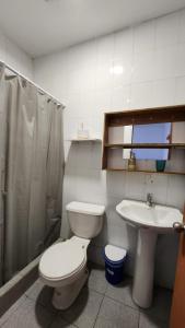 łazienka z toaletą i umywalką w obiekcie Residencial F y V Spa w mieście Rancagua